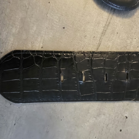 Black Wide Stretch Belt/ Front Closure/leather Look/le Chateau - Picture 2 of 6